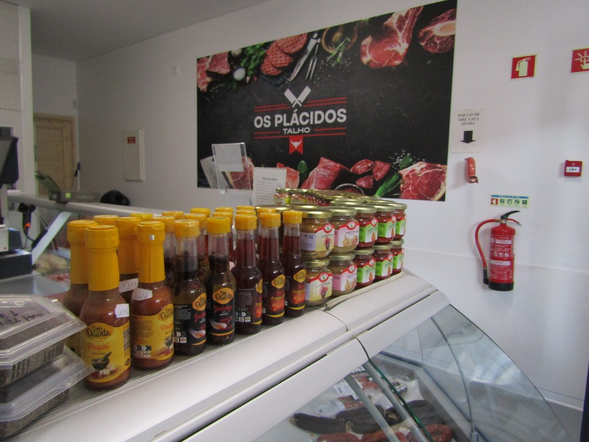Interior do Talho Os Plácidos, marca e produtos